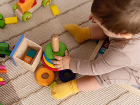 A legegyszerűbb játékok is a tanulás élményével és örömmel töltik meg a baba napjait.