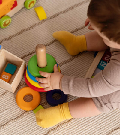 A legegyszerűbb játékok is a tanulás élményével és örömmel töltik meg a baba napjait.